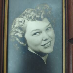 Vintage‎ Taylor Swift Look-A-Like Photograph Relative Grandma Retro Black White